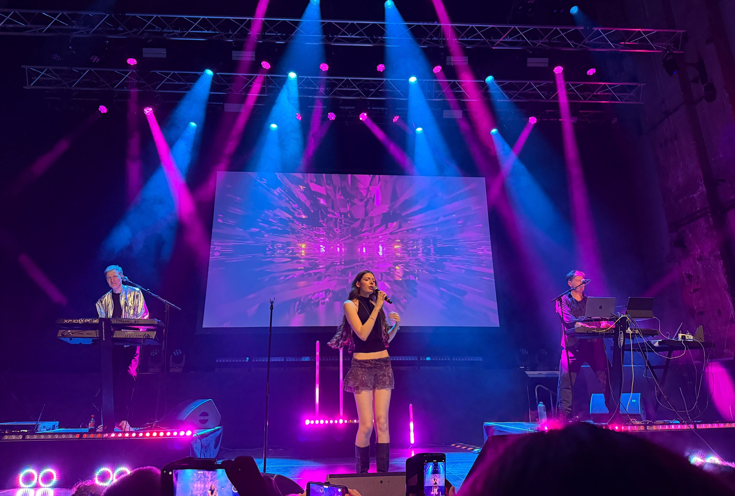 X-Perience live mit Veerle, Matthias Uhle und Alex Kaiser – Publikum mit Handys vor der Bühne