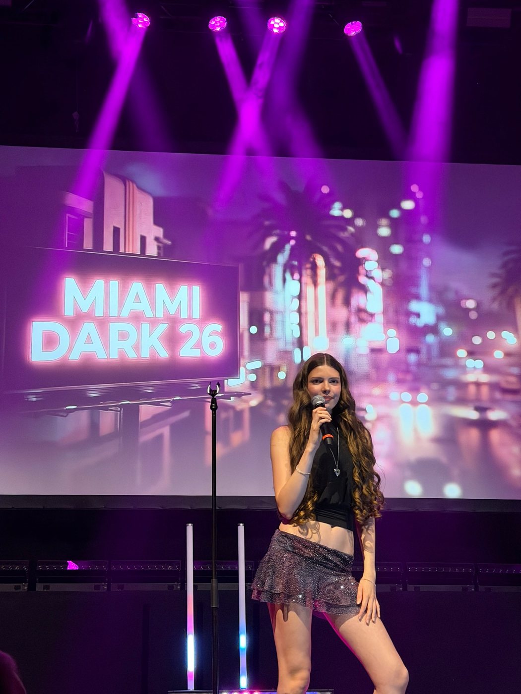 Veerle vor der Miami-Dark-Leinwand